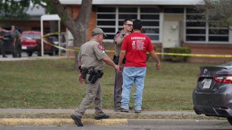 Videos muestran a padres rogándoles a los policías que detengan el tiroteo después de una hora sin ingresar a la escuela de Texas