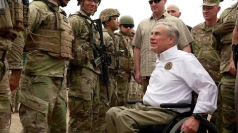 Greg Abbott en la frontera.