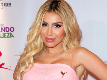 Sensual y sin sostén, Alexa Dellanos y su provocador micro vestido para