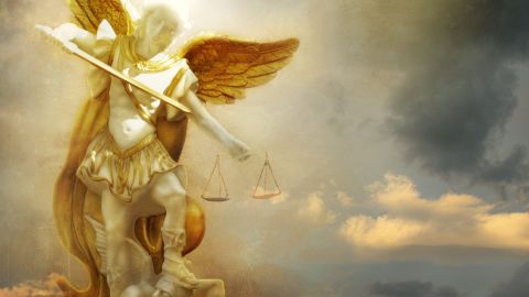 El arcángel Miguel es el encargado de luchar contra Satanás.