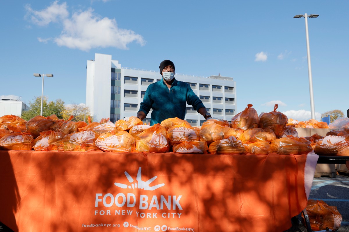 Los bancos de alimentos han notado un aumento de alrededor de 65% en la solicitud de ayuda.