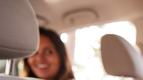 Niña con tablet en auto