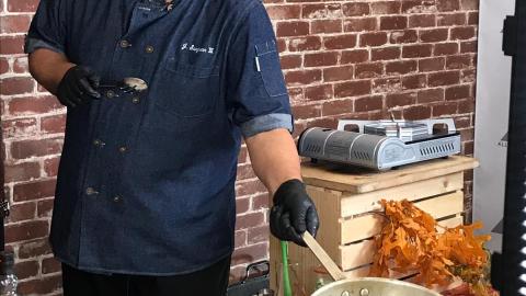 El Chef Juan J. Sanjuan III de Gloria's Restaurant & Bar en Huntington Park. (Suministrada)