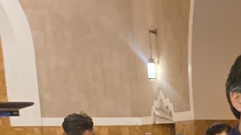 El concejal Kevin de León y  David Huerta, líder sindical junto con el conserje Gerardo Mixcoatl recorren Union Station. (Cortesía)