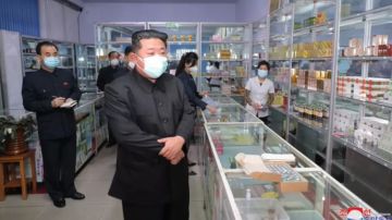 Kim Jong-un, con una mascarilla durante una visita a una farmacia de Pyongyang.