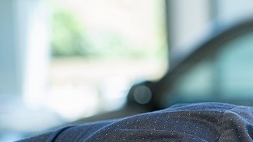 Hombre abrazando auto