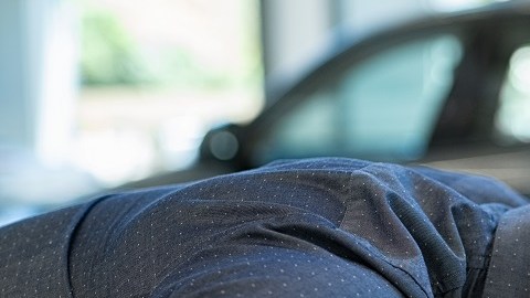 Hombre abrazando auto