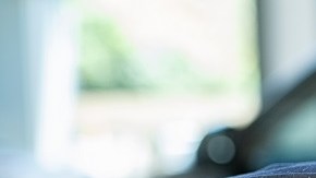 Hombre abrazando auto