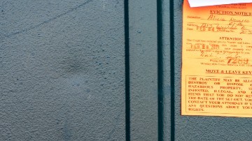 Duplican fondos federales para protección contra desalojos en EE.UU.: da servicios legales a familias en riesgo de perder su vivienda