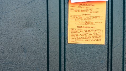 Duplican fondos federales para protección contra desalojos en EE.UU.: da servicios legales a familias en riesgo de perder su vivienda