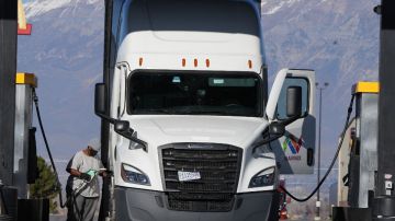 El precio récord del diésel dispara los costos para la industria del transporte de carga y a los camioneros