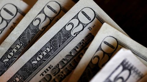 Récord del 78% de los estadounidenses se mantuvieron financieramente estables en 2021, según una encuesta de la Fed