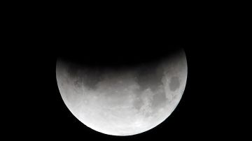 En un eclipse de luna, nuestro satélite natural se oscurece por la sombra de la Tierra.