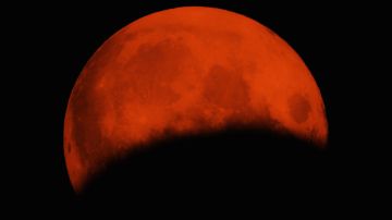 La luna adquiere un color rojizo durante la fase total de un eclipse lunar.