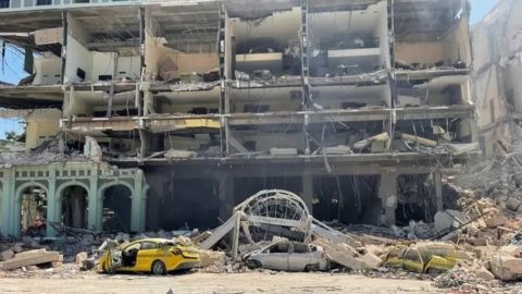 Los daños causados por una explosión ocurrida en el hotel Saratoga en La Habana.