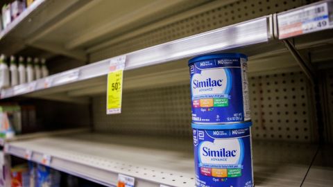 A medida que escasea la leche de fórmula en EE.UU., vendedores en línea aumentan los precios hasta 300%
