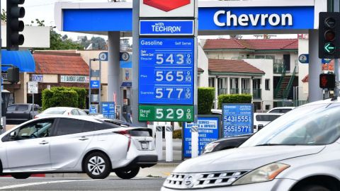 Precio de la gasolina: El promedio nacional llega a $4.45 dólares y alcanza un nuevo récord