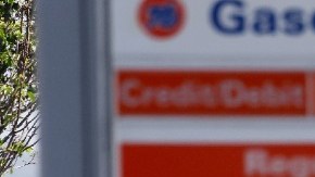 El precio de la gasolina está subiendo de nuevo y se ubica a unos centavos de alcanzar un nuevo récord