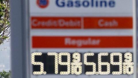 El precio de la gasolina está subiendo de nuevo y se ubica a unos centavos de alcanzar un nuevo récord