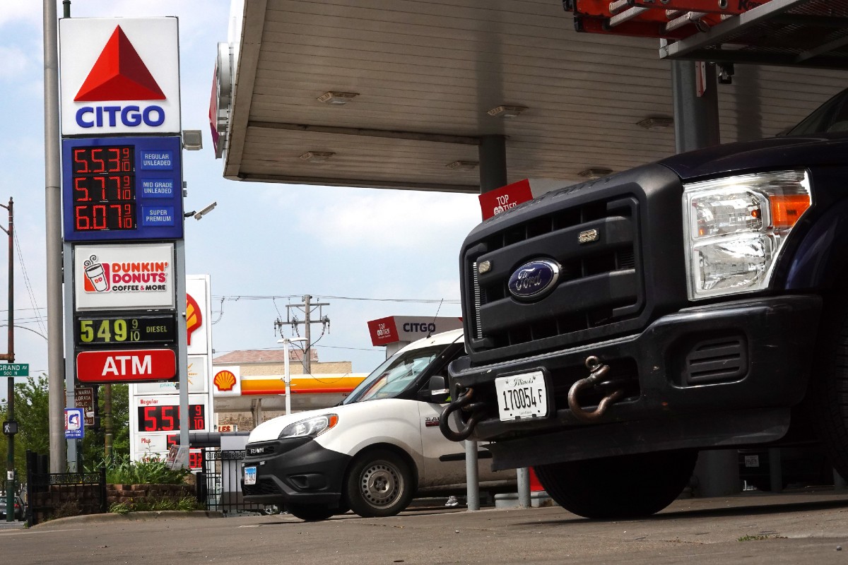 La gasolina cerró la semana laboral este viernes con un precio promedio nacional de $4.43 dólares por galón.