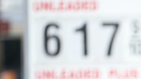 El precio de la gasolina continuará sumando récord hasta el verano, considera la AAA