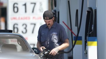 El precio de la gasolina continuará sumando récord hasta el verano, considera la AAA