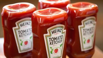 Kraft Heinz lanzará la primera botella de catsup reciclable, renovable y a base de papel