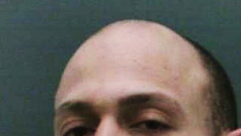Él se encontraba en libertad luego de una condena de robo de 10 años cuando mató a las tres personas.