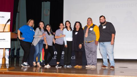 Katy Meza (tercera) junto a padres de familia y aliados que se han organizado para abogar por la educación de sus hijos en SELA. (Suministrada)