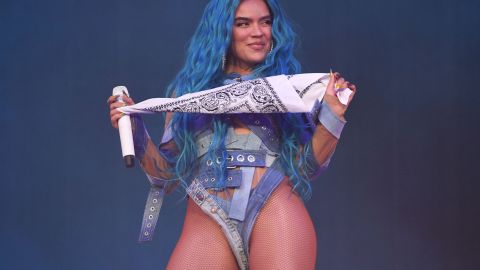 Karol G se luce con topless y con tanga de hilo blanca, recostada boca abajo en la cama