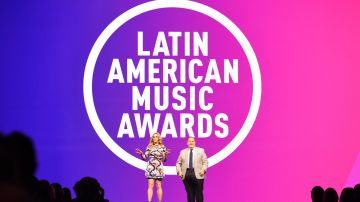 Lili Estefan y Raúl de Molina presentando los Latin American Music Awards.