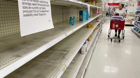 Aumenta la demanda de los bancos de leche materna en medio de la escasez de fórmula para bebés