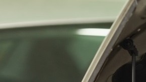 Hombre revisando auto