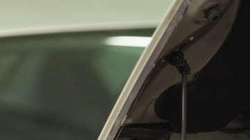 Hombre revisando auto