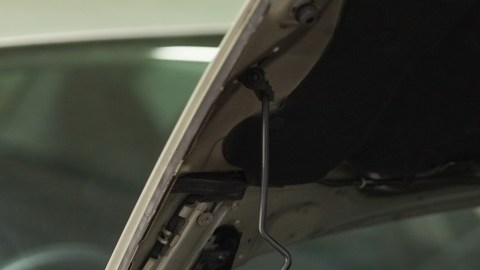 Hombre revisando auto
