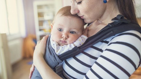 Las madres más cariñosas del zodiaco son emocionales con sus hijos.