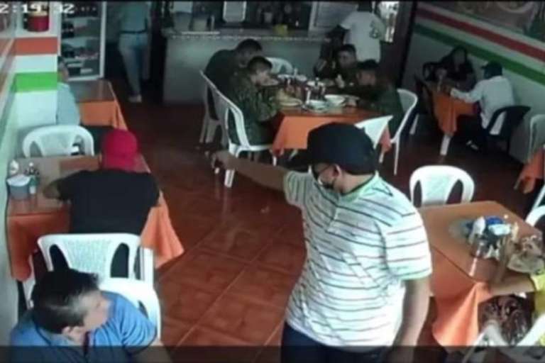 Video: Matan a tiros hombre ante militares, que estaban en un restaurante -  La Opinión