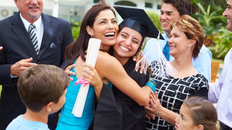 Estudiantes latinos disfrutan la temporada de graduaciones.