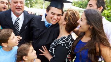 Con la ayuda de $10,000 del gobernador Newsom, los estudiantes podrán graduarse más rápido. (Shutterstock)