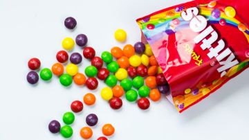 Paquetes de Skittles, Lifesaver y Starburst son retirados del mercado tras detectar presencia de metales