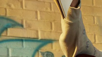 Chosen Jacobs como El, y Lexi Underwood como Kira King en Sneakerella.