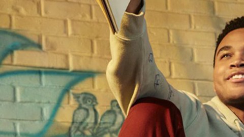 Chosen Jacobs como El, y Lexi Underwood como Kira King en Sneakerella.