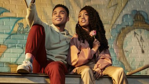 Chosen Jacobs como El, y Lexi Underwood como Kira King en Sneakerella.