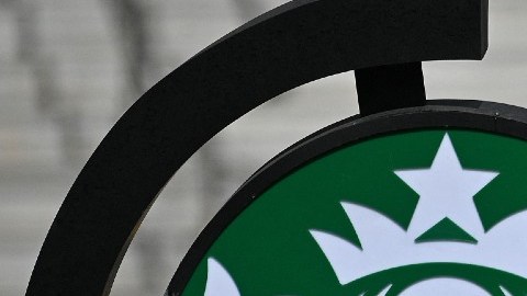 Starbucks volverá a aumentar los salarios de sus trabajadores, pero dejará fuera a los sindicalizados