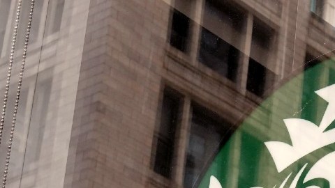Piden a Starbucks que elimine el cobro extra por usar leche de origen vegetal
