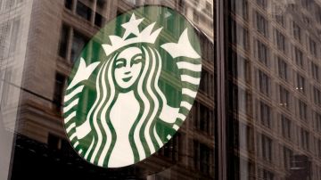 Piden a Starbucks que elimine el cobro extra por usar leche de origen vegetal