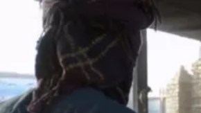 Mujeres en burka recibiendo ayuda alimentaria en Kandahar el mes pasado