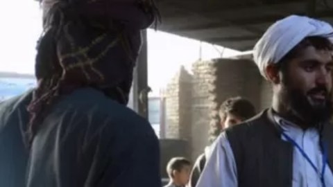 Mujeres en burka recibiendo ayuda alimentaria en Kandahar el mes pasado