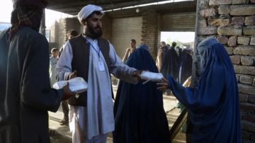 Mujeres en burka recibiendo ayuda alimentaria en Kandahar el mes pasado
