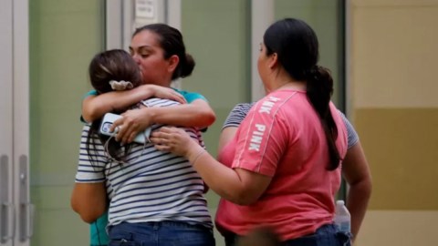 Familiares se reúnen con los estudiantes de la escuela de Uvalde donde ocurrió la masacre.
